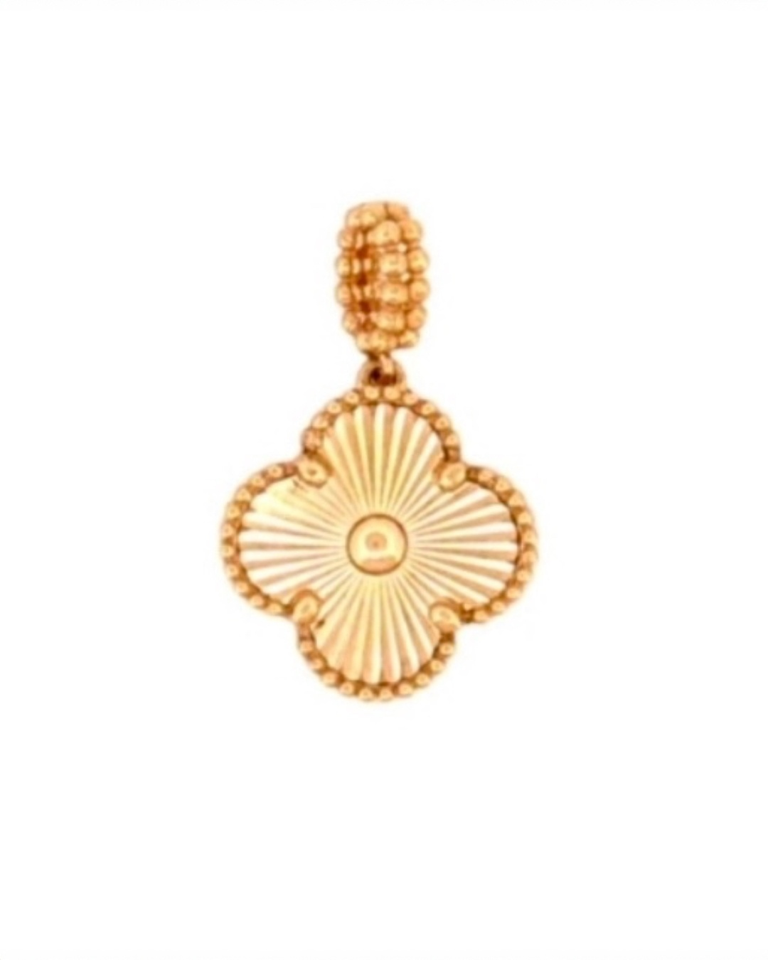 Detailaufnahme eines 18k Goldanhängers mit Kleeblatt-Form und strahlenförmiger Struktur im Zentrum, Variante 1.4 cm * 1.4 cm