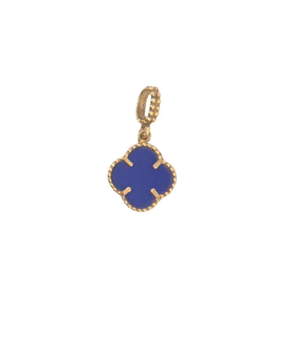 Detailansicht: kleiner blauer 18k-Goldanhänger in Vierblatt-Form – freigestellt.