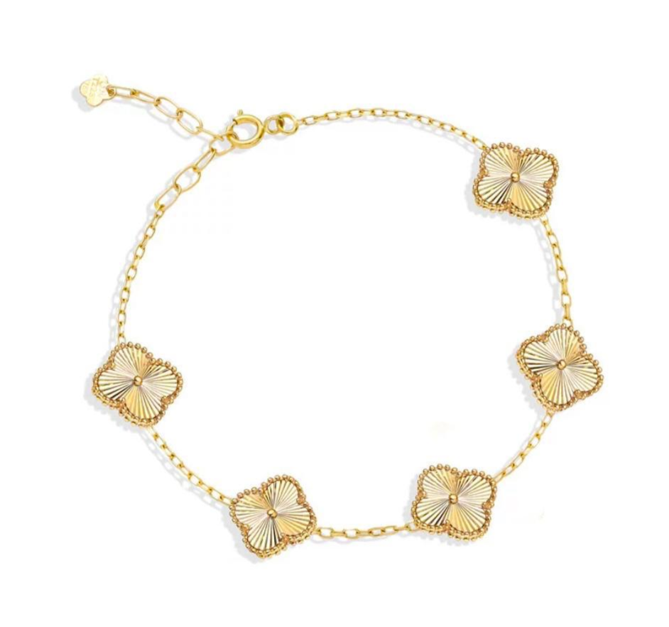 Detailansicht: Kleeblatt-Element in 18k Gelbgold, Ø 0.9 cm – freigestellt.