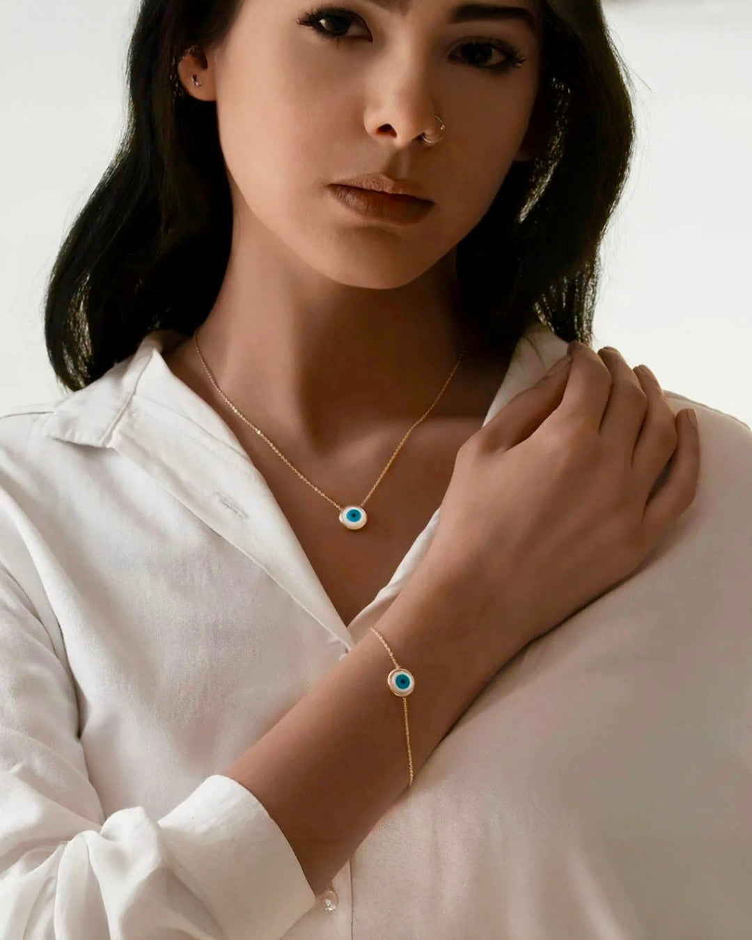 Ziba Gold Armband „Cheshm-e Hefazat“ mit Schutzsymbol, ruhig getragen