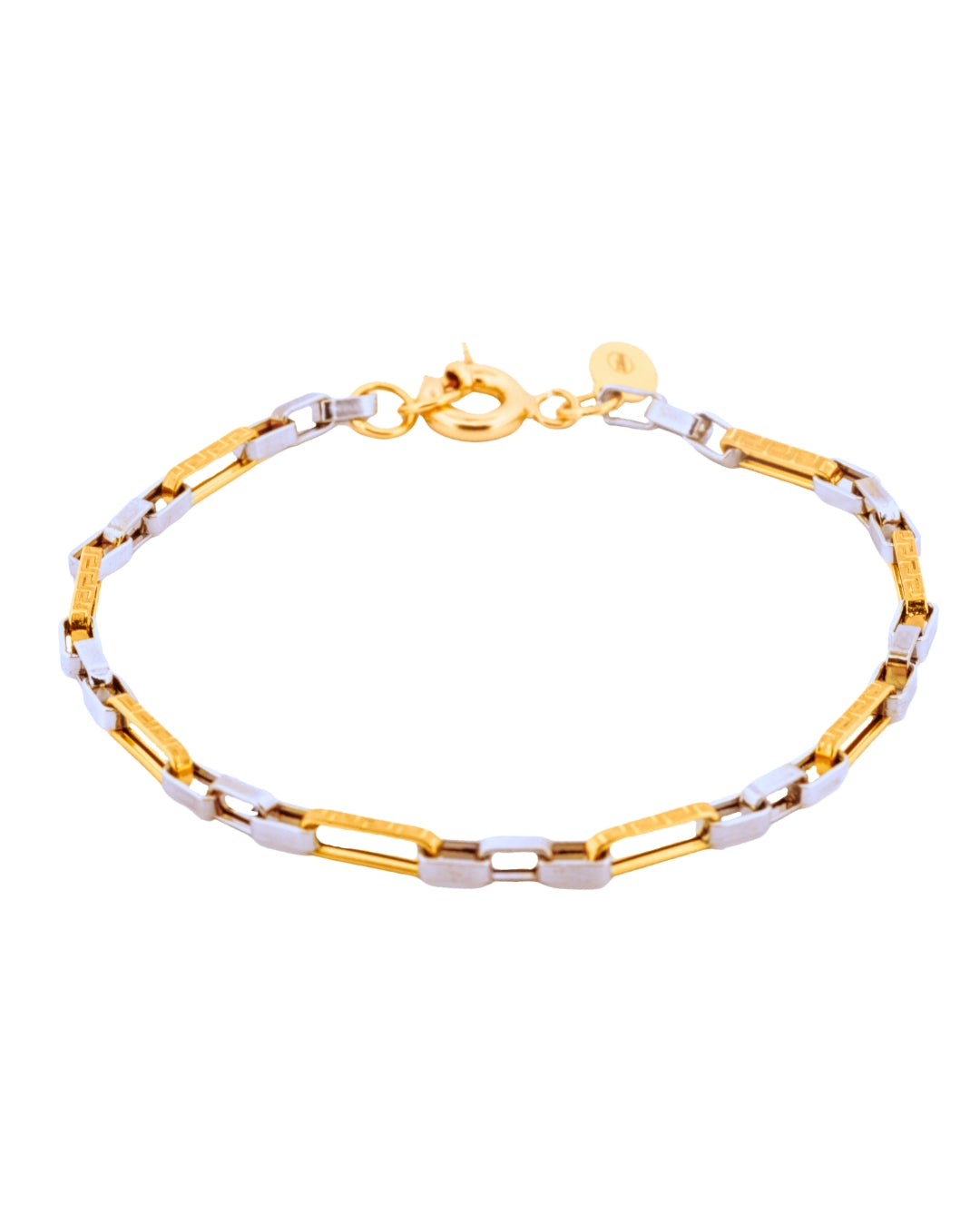 Ansicht von schräg oben auf das Armband Tarh-e Younāni-ye Chahār Halghe aus 18k Gold – klassisches Design, vor weissem Hintergrund