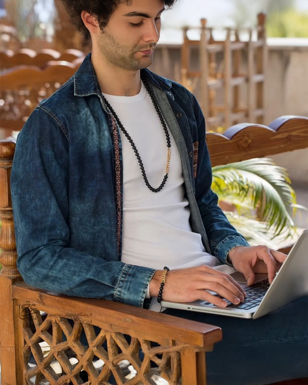 Von einem männlichen Modell getragenes Onyx-Armband mit 18k Gold – maskulin & modern.