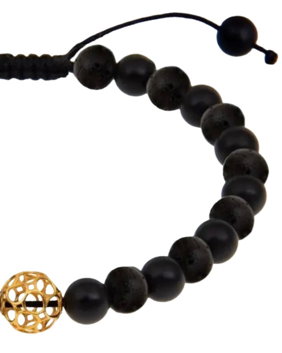 Detailaufnahme: matte Onyxkugeln mit einer goldenen Netzkugel in der Mitte – handgefertigt, symbolisch & elegant