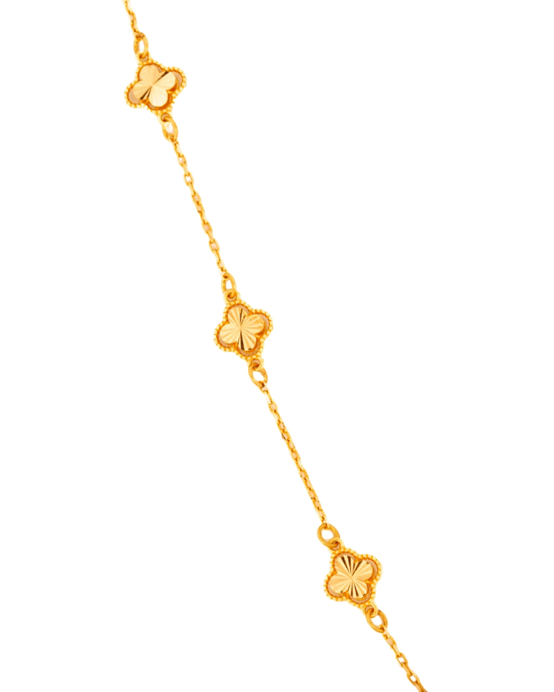 Detailaufnahme Kleeblatt-Element der Halskette Shans-e Zarif aus 18k Gelbgold