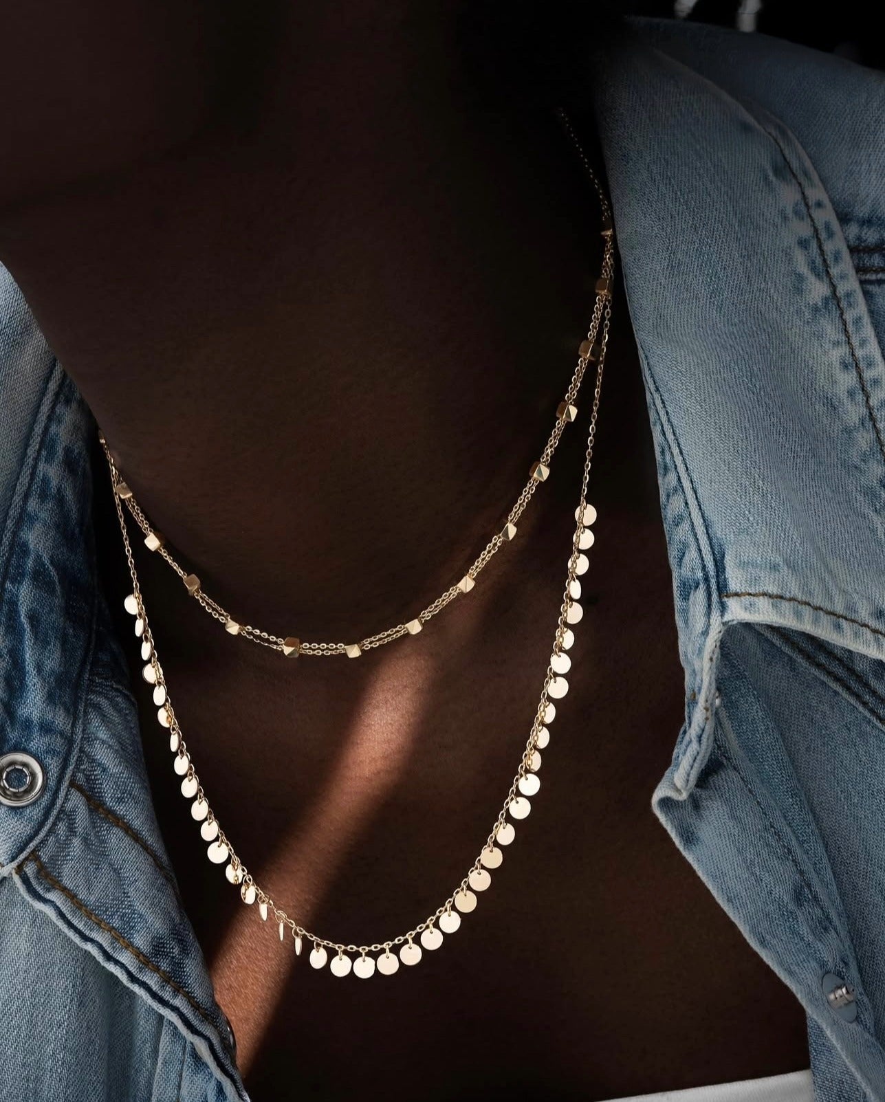 Halskette Gelbgold 18k – Ashk-e Tala (Goldene Tropfen), feine Gliederkette mit glänzenden runden Anhängern, elegant kombiniert mit einer zweiten Goldkette.