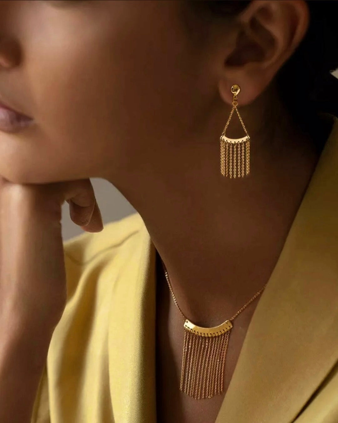 Tragebild einer Frau mit 18k Goldschmuck-Set ‚Barân-e Zarrin‘ – filigrane Halskette und passende Ohrringe mit hängenden Gliederketten, inspiriert von persischer Symbolik