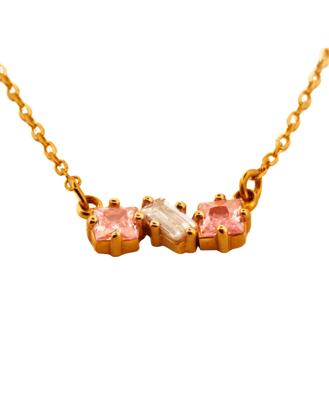 Nahaufnahme des Anhängers von schräg oben: Ziba Gold Halskette mit drei Zirkonia – inspiriert von zwei Rosenblüten