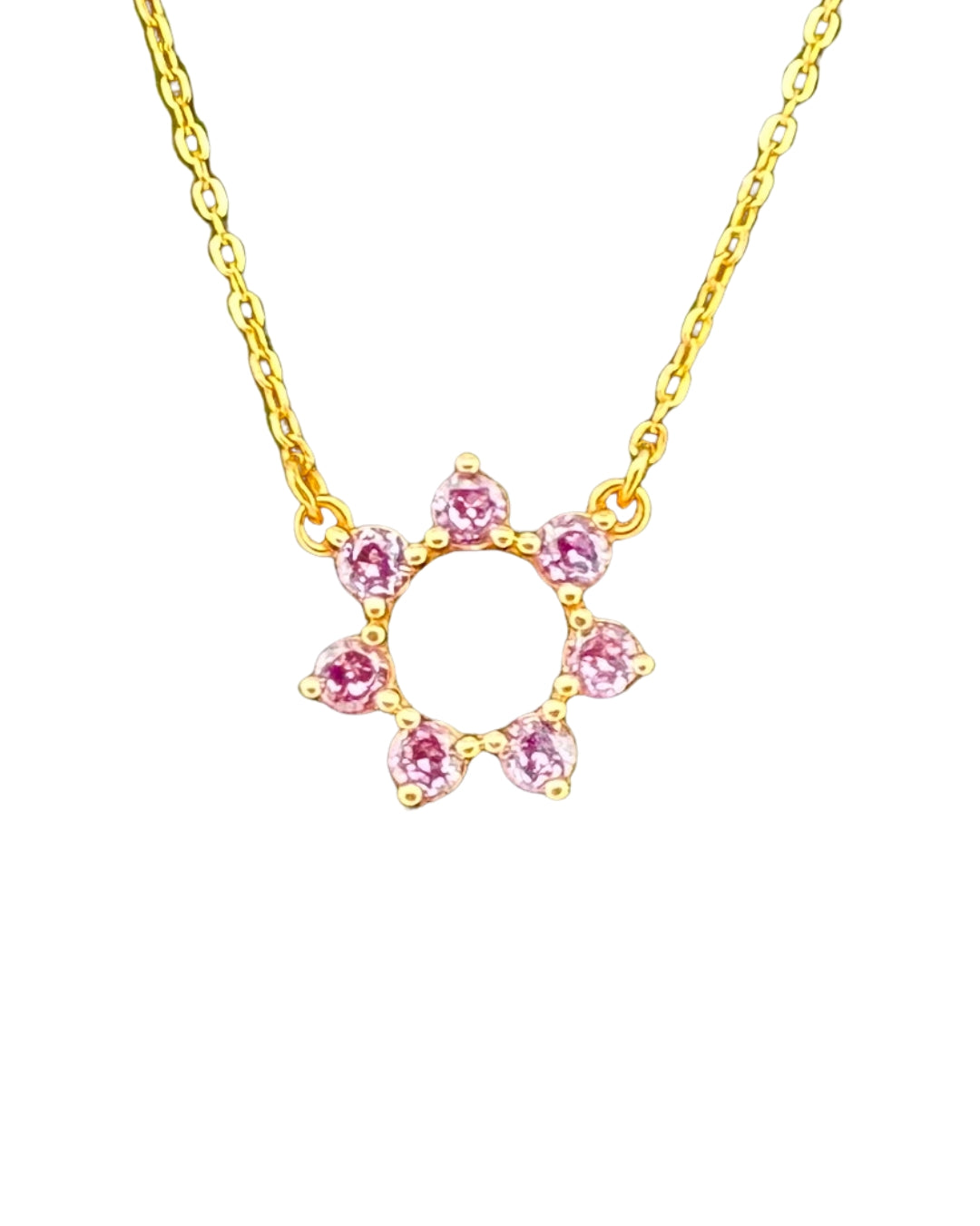 Kreisförmiger Anhänger aus 18k Gelbgold, besetzt mit acht rosafarbenen Zirkonia – freigestellt auf weissem Hintergrund.