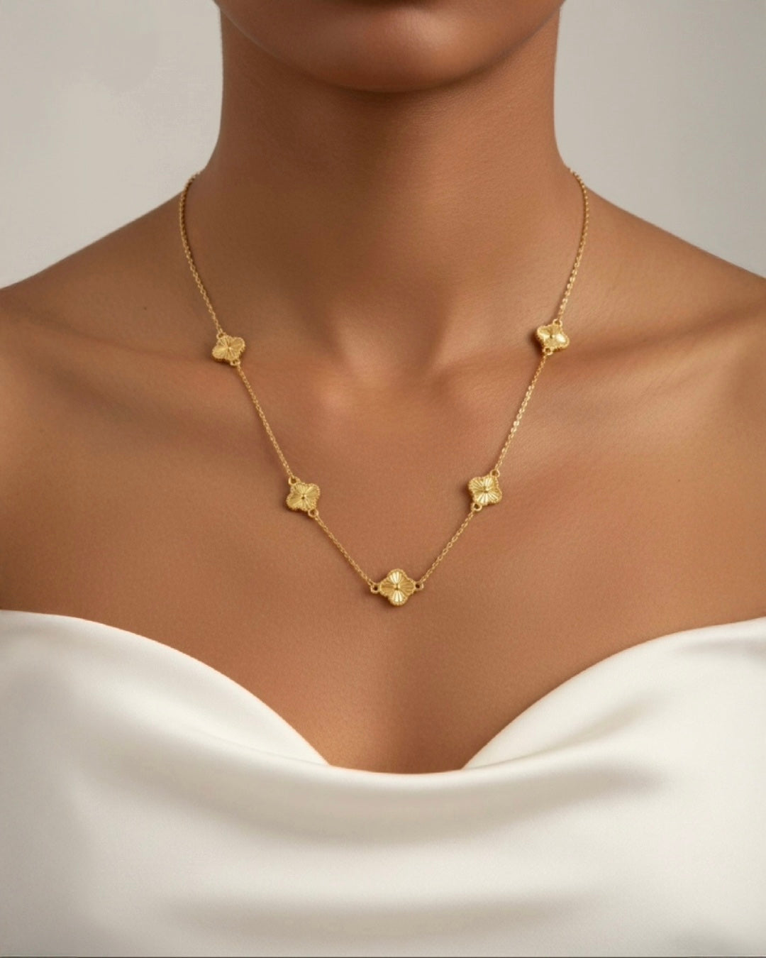 18 Karat Gelbgold-Halskette mit fünf Kleeblättern – eleganter Glücks-Schmuck aus echtem Gold, filigrane Damenhalskette mit luxuriösem Design und zeitloser Ausstrahlung.