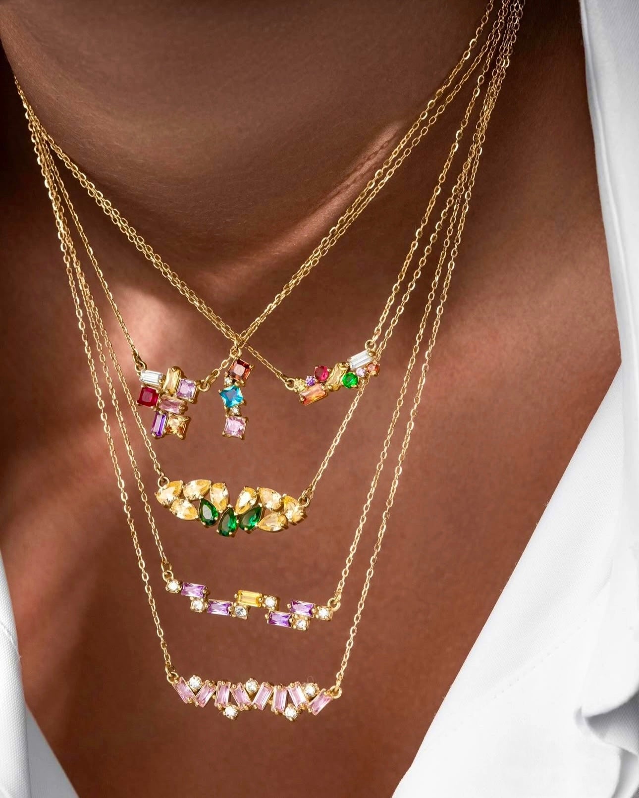 Exklusive Halskette aus 18k Gelbgold – Pol-e Narm (Sanfte Brücke). Handgefertigt mit funkelnden, mehrfarbigen Edelsteinen, die Luxus, Eleganz und Einzigartigkeit ausstrahlen. Perfekt als stilvolles Statement-Piece oder außergewöhnliches Geschenk