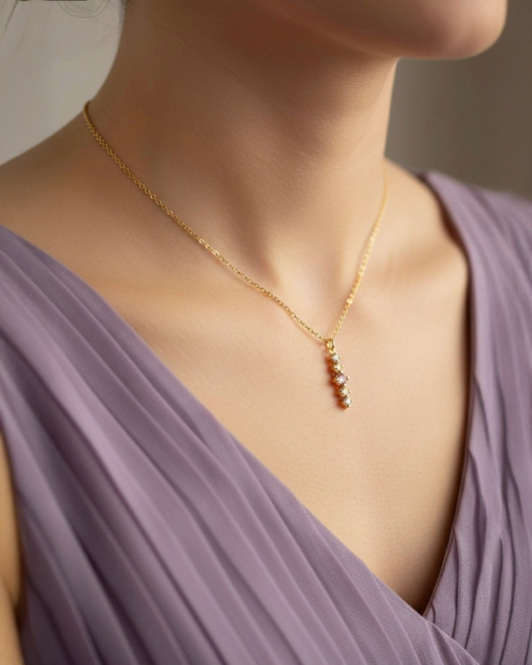 Elegante 18k Gelbgold-Halskette mit feinem Diamant-Anhänger, getragen am Hals einer Frau, filigraner Goldschmuck mit vertikal angeordneten Diamanten, zeitloser Luxus, hochwertige Goldkette