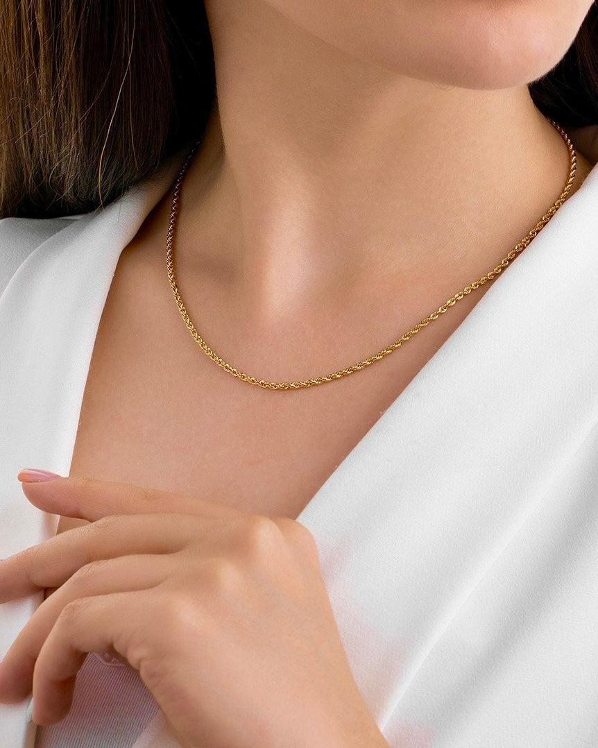 Feine 18k Goldkette im Kordel-Design – Tanab-e Tala, getragen mit weisser Bluse