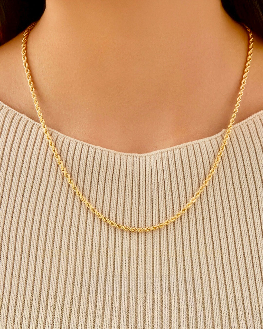 Kordelkette aus 18k Gelbgold – elegante Halskette im Tanab-Design, getragen auf hellem Strickoberteil
