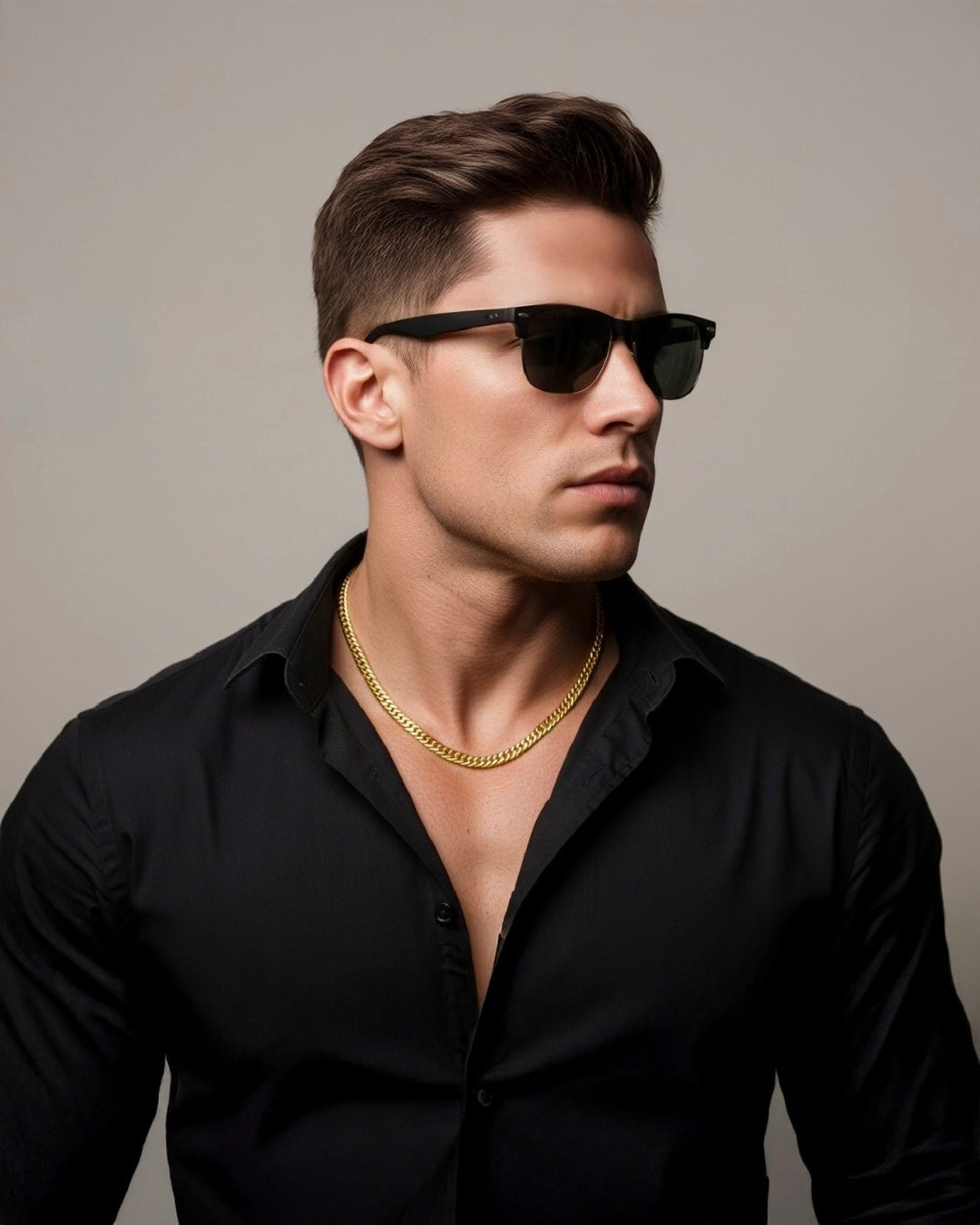 Stilvoller Mann mit schwarzem Hemd und Sonnenbrille trägt eine elegante 18k Gelbgold-Panzerkette – maskuliner Luxus-Look mit zeitloser Goldkette für Herren