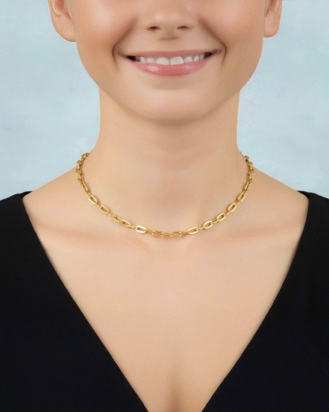 18 Karat Gelbgoldkette mit ovalen Gliedern, filigrane Ankerkette elegant am Hals getragen, zeitloser Goldschmuck für Damen