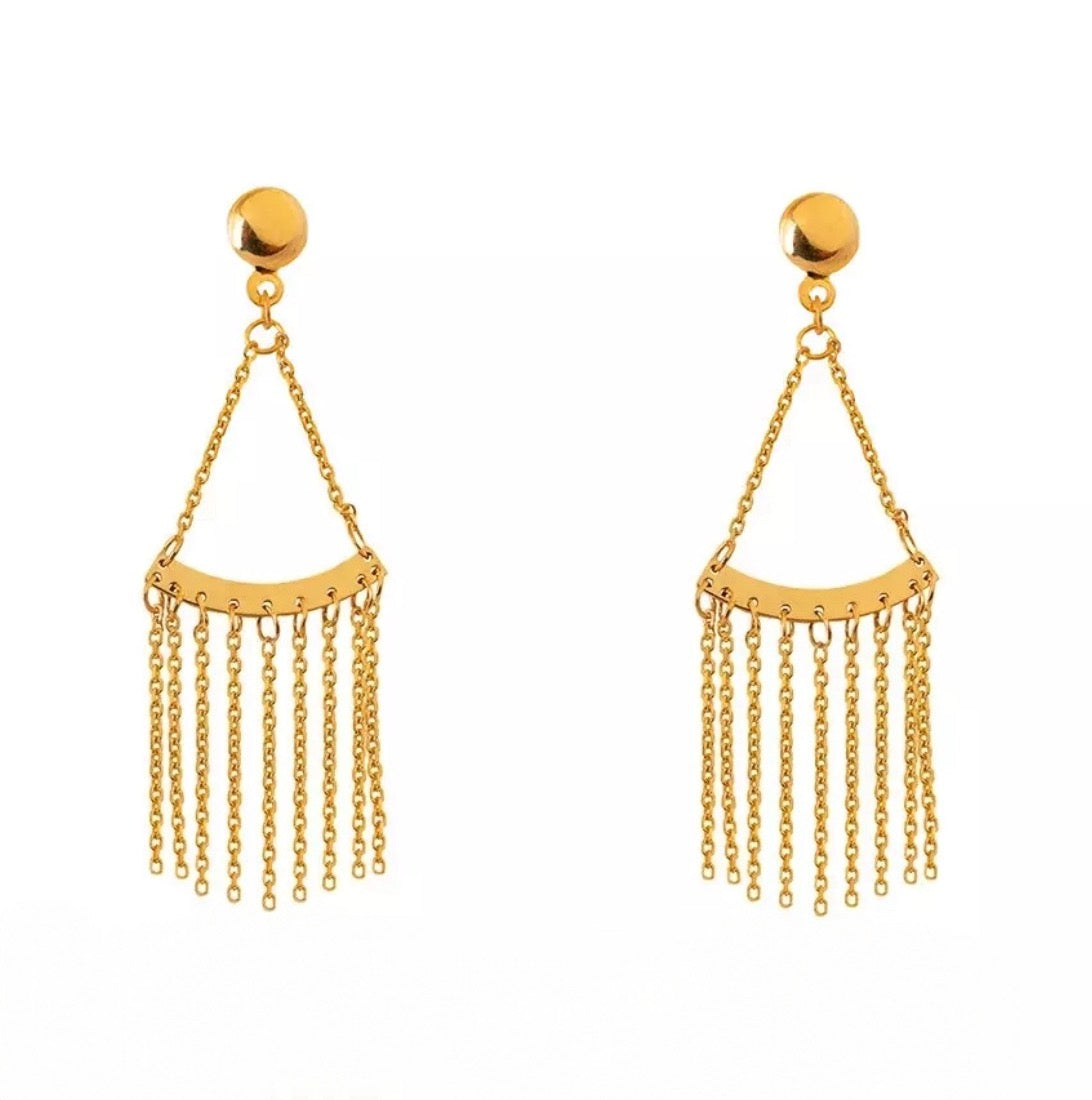 Ohrringe aus 18k Gelbgold mit gebogener Platte und herabhängenden Kettensträngen – inspiriert vom Design „Barân-e Zarrin