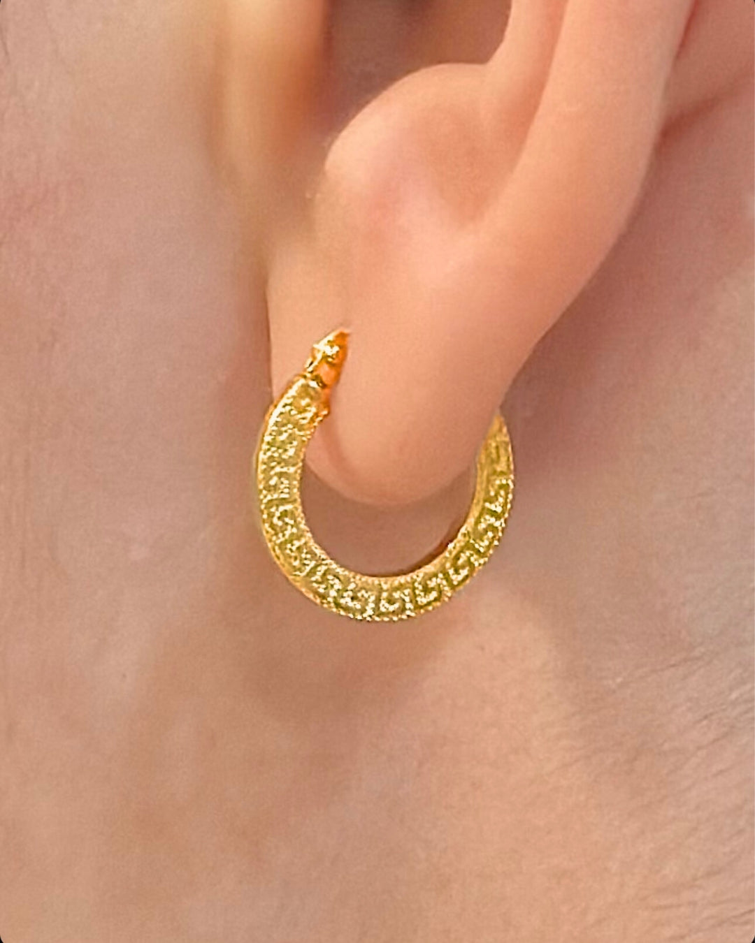 18k Gold Creole Variante 1.5 cm am Ohr getragen – ruhiger Glanz & harmonische Form.