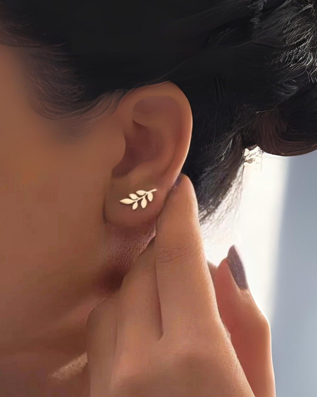 Lifestylebild: Blatt-Ohrstecker getragen am Ohr – minimalistisch & fein