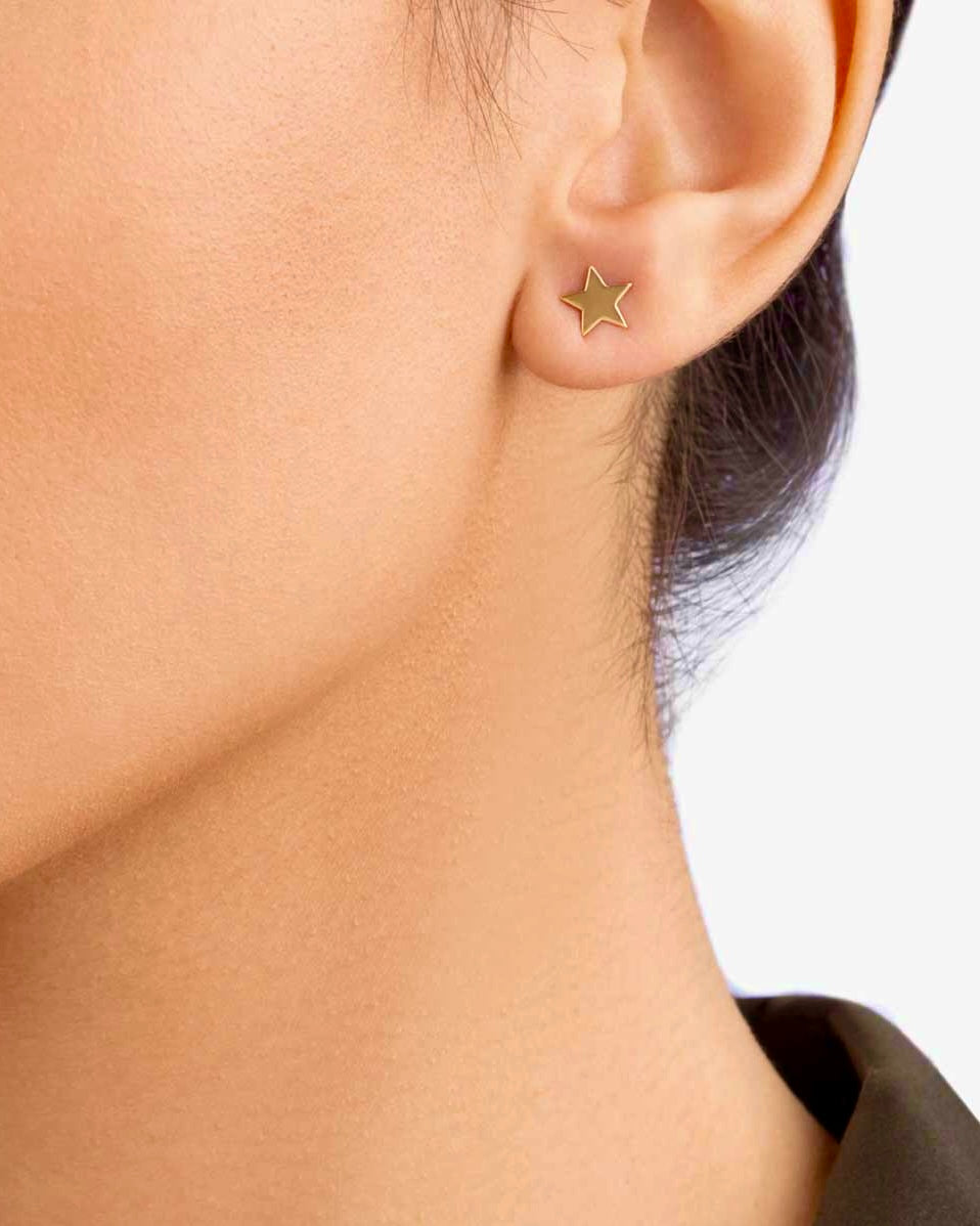 Minimalistische Ohrstecker aus 18k Gelbgold – Setareh (Stern). Zeitloses Design mit funkelnder Symbolkraft, ideal als luxuriöses Geschenk oder elegantes Everyday-Piece.