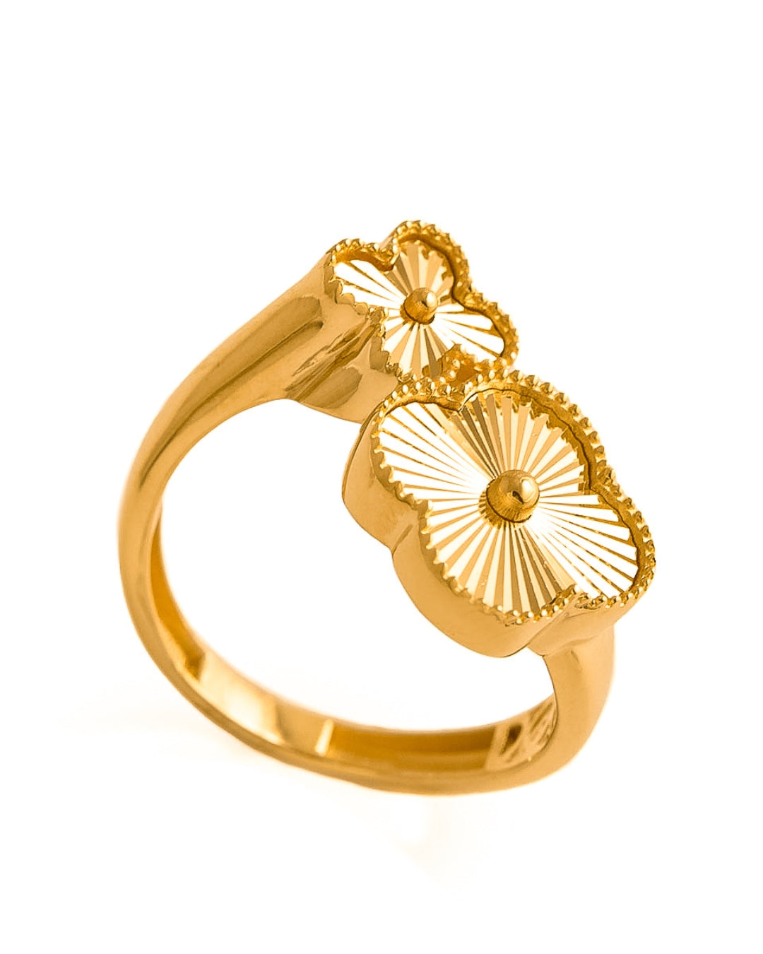 Detailansicht des 18k Goldrings mit Doppelblüte – offenes Bypass-Design, handgefertigt & poliert im Stil von Ziba Gold