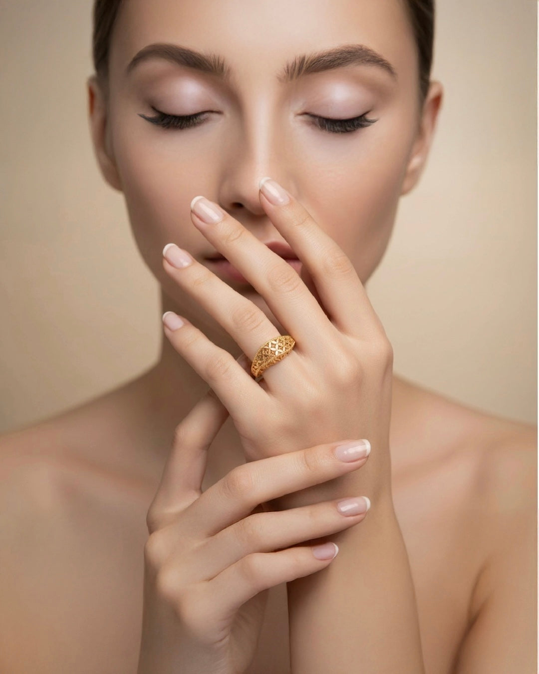 Modell mit geschlossenen Augen trägt einen filigranen 18k-Gelbgoldring mit persischem Ornamentdesign – eleganter Goldschmuck in zeitloser Ästhetik.