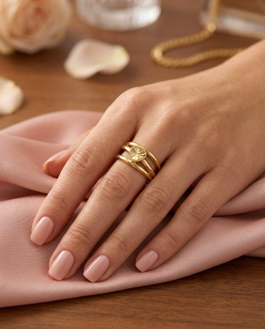 18k Gelbgold Ring mit Herzmotiv getragen an der Hand – Tak Del
