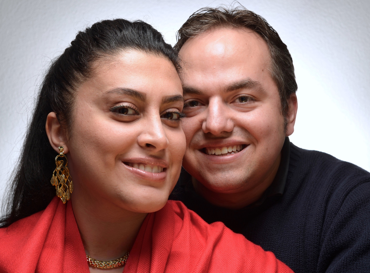 Die zwei Gründer Ziba und Christian Hollitscher - Beide lachen und Ziba trägt schönen Goldschmuck 18 Karat