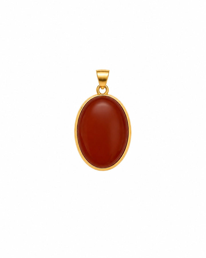Mehr-e Ghoroob Anhänger aus 18K Gelbgold mit ovalem rostrotem Schmuckstein auf weissem Hintergrund.