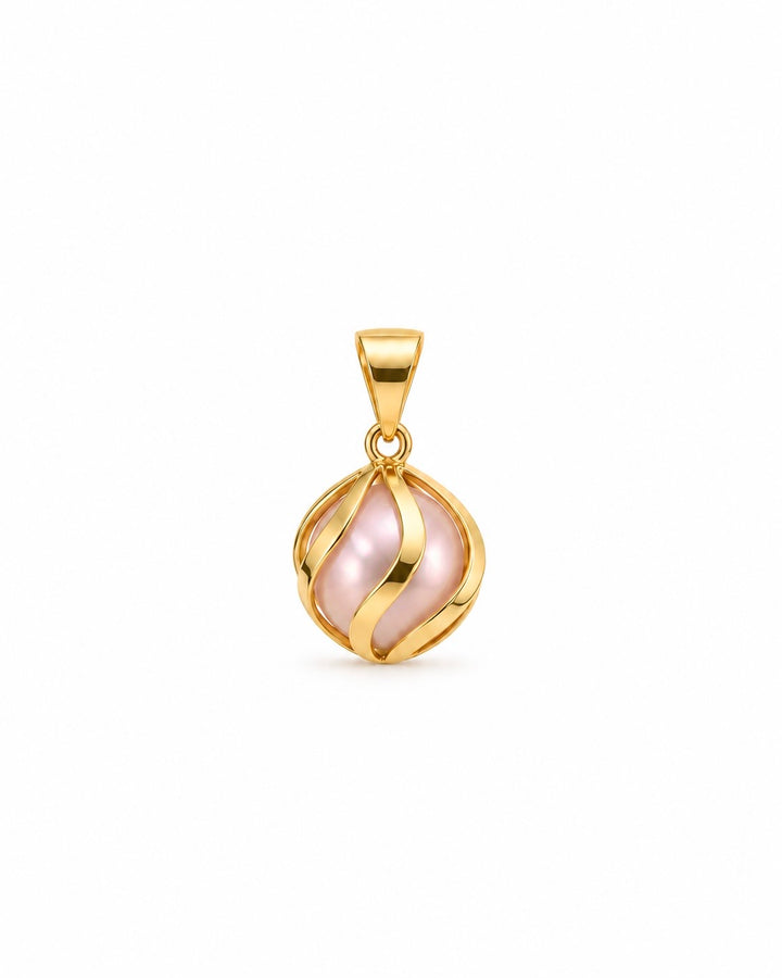 Shokoufeh Anhänger aus 18K Gelbgold mit runder rosafarbener Kunstperle, umschlossen von geschwungenen Goldbändern auf weissem Hintergrund.