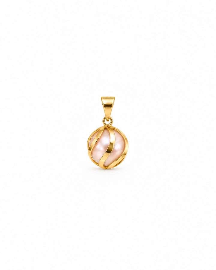 Frontalansicht des Shokoufeh Anhängers mit rosa Kunstperle, glänzenden Goldlinien und dreieckiger Öse auf weissem Hintergrund.