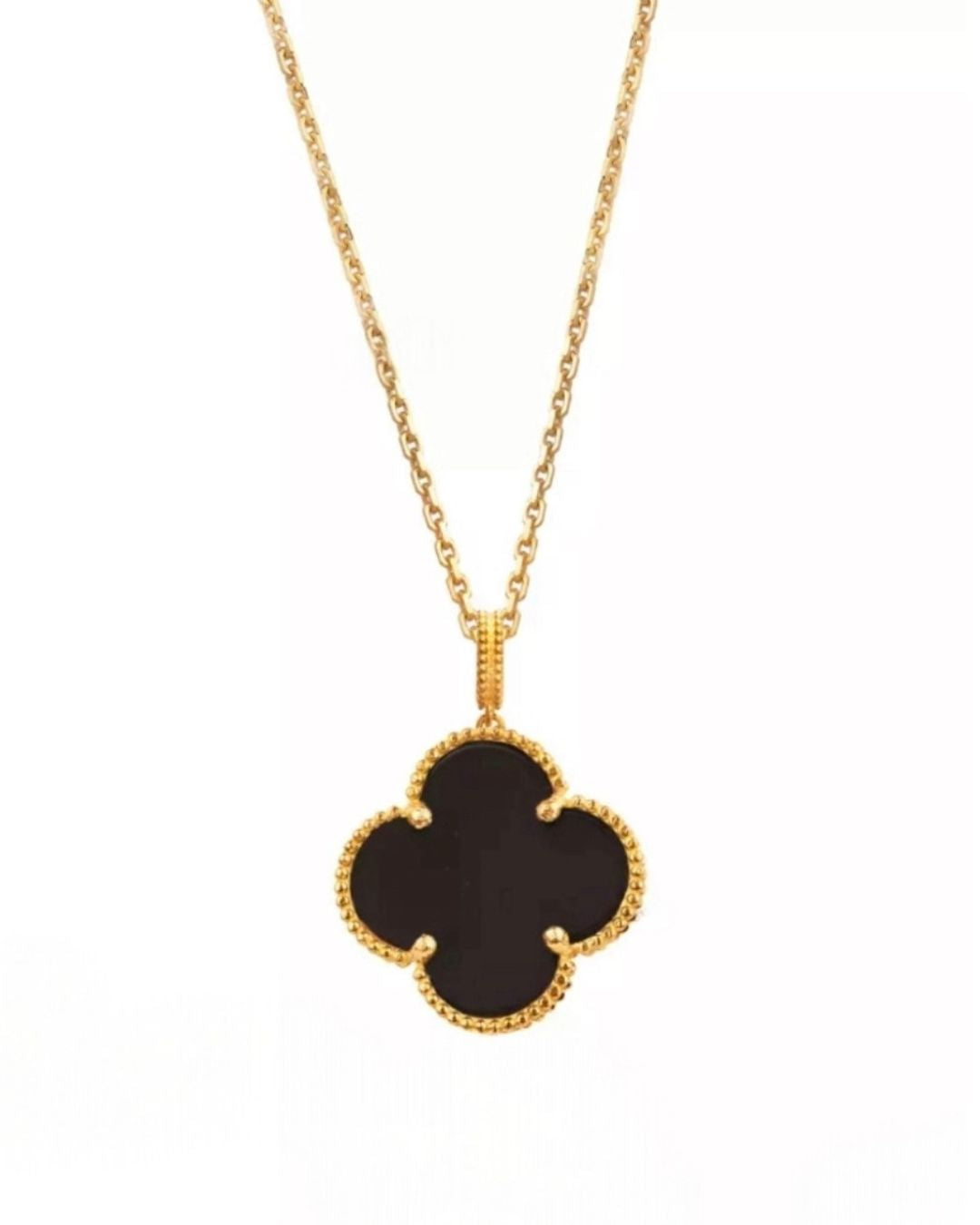 Detailansicht: Onyxbblatt-Anhänger mit strukturierter Goldfassung – freigestellt