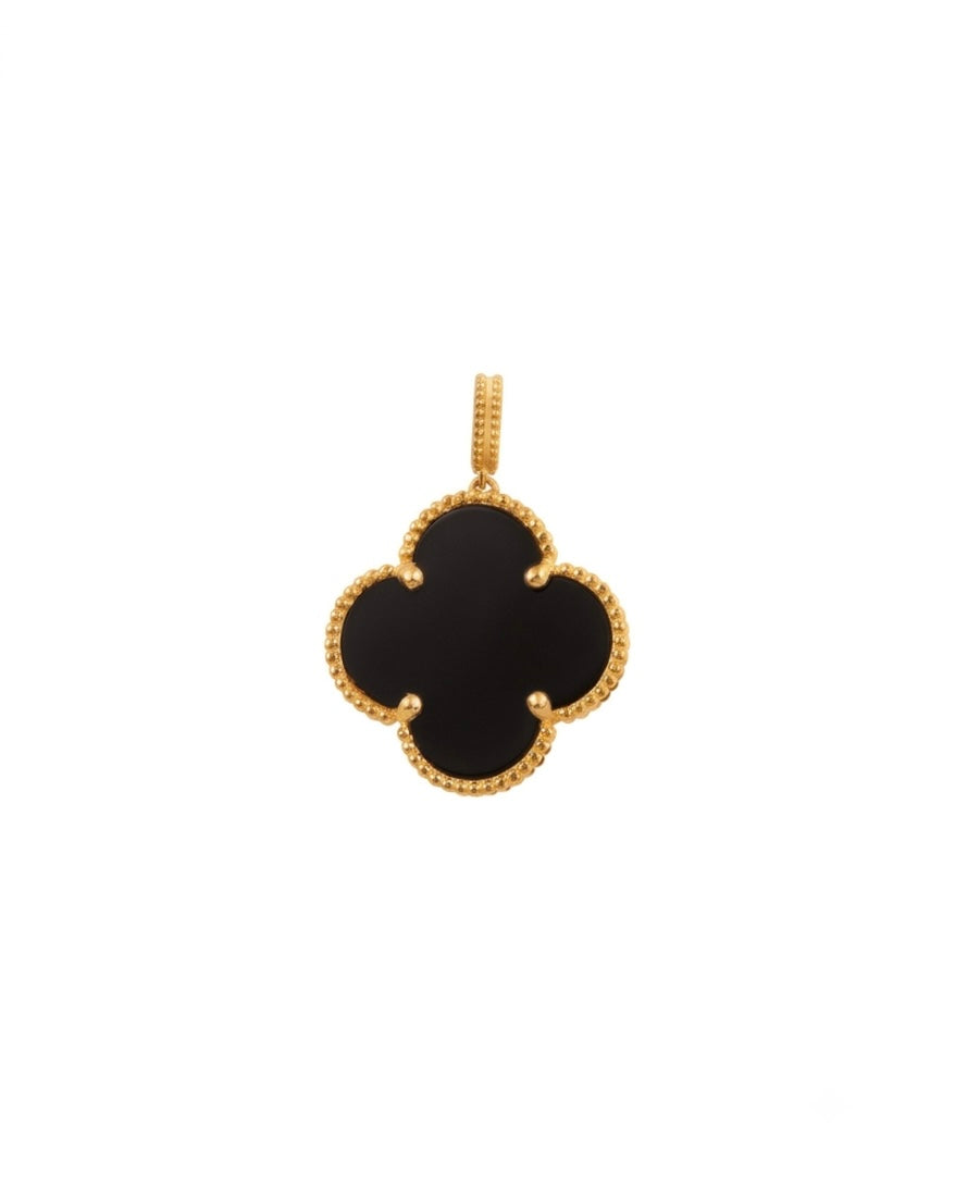Eleganter Kleeblatt-Anhänger aus 18 Karat Gelbgold mit tiefschwarzem Onyx. Das ikonische vierblättrige Design wird von einer fein gearbeiteten Perlenfassung umrahmt und verleiht dem Schmuckstück eine luxuriöse, zeitlose Ausstrahlung. Handgefertigter Goldanhänger für Damen und Herren – ideal als stilvoller Begleiter für Alltag und besondere Anlässe