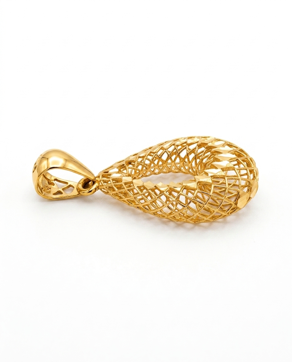 Anhänger aus 18 Karat Gelbgold in filigranem, tropfenförmigem Flechtdesign. Das kunstvoll offene Muster verleiht dem eleganten Goldanhänger eine luftige Optik und unterstreicht die traditionelle persische Goldschmiedekunst. Fotografiert auf weissem Hintergrund.