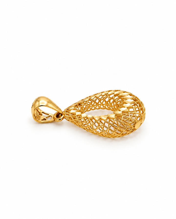Anhänger aus 18 Karat Gelbgold in filigranem, tropfenförmigem Flechtdesign. Das kunstvoll offene Muster verleiht dem eleganten Goldanhänger eine luftige Optik und unterstreicht die traditionelle persische Goldschmiedekunst. Fotografiert auf weissem Hintergrund.