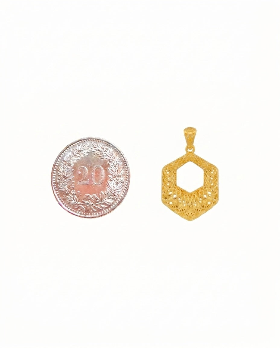 Anhänger aus 18k Gelbgold im Sechseck-Design neben einer 20-Rappen-Münze – Grössenvergleich des Modells Shesh Goshah-ye Mushabbak (Sechseck aus Spitze). Zeigt reale Proportionen des Schmuckstücks.