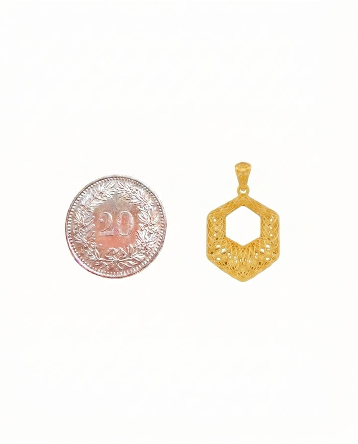 Anhänger aus 18k Gelbgold im Sechseck-Design neben einer 20-Rappen-Münze – Grössenvergleich des Modells Shesh Goshah-ye Mushabbak (Sechseck aus Spitze). Zeigt reale Proportionen des Schmuckstücks.