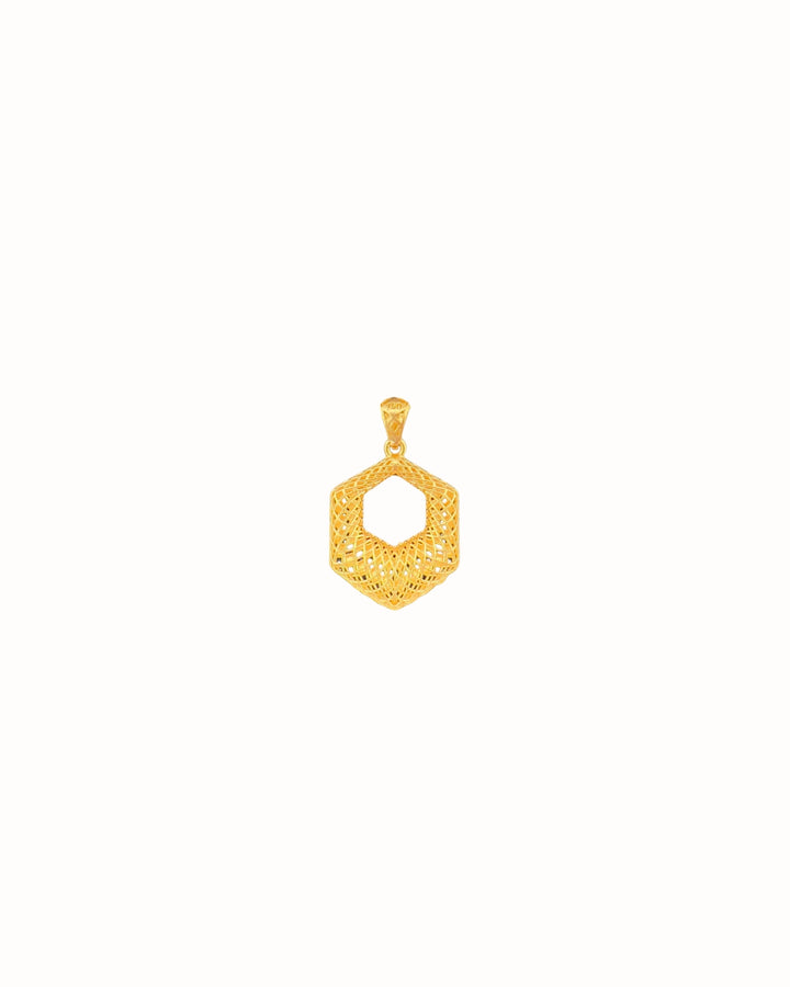 Feiner Anhänger aus 18k Gelbgold im Sechseck-Design mit filigraner Gitterstruktur – freigestelltes Produktbild auf weissem Hintergrund.