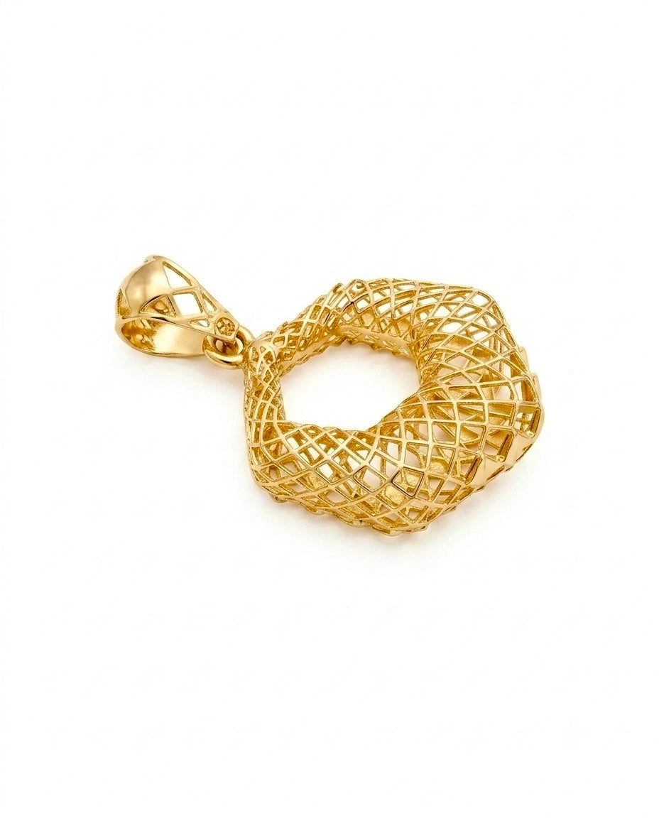 Anhänger aus 18 Karat Gelbgold mit kunstvoller, organisch geschwungener Netzstruktur. Das moderne Openwork-Design verbindet filigrane Handwerkskunst mit einer eleganten, skulpturalen Form und verleiht dem Goldanhänger eine luftige, luxuriöse Ausstrahlung. Freigestellt auf weissem Hintergrund.