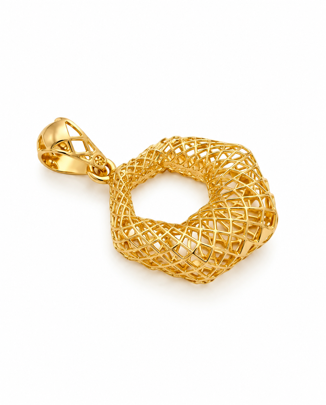 Anhänger aus 18 Karat Gelbgold mit kunstvoller, organisch geschwungener Netzstruktur. Das moderne Openwork-Design verbindet filigrane Handwerkskunst mit einer eleganten, skulpturalen Form und verleiht dem Goldanhänger eine luftige, luxuriöse Ausstrahlung. Freigestellt auf weissem Hintergrund.