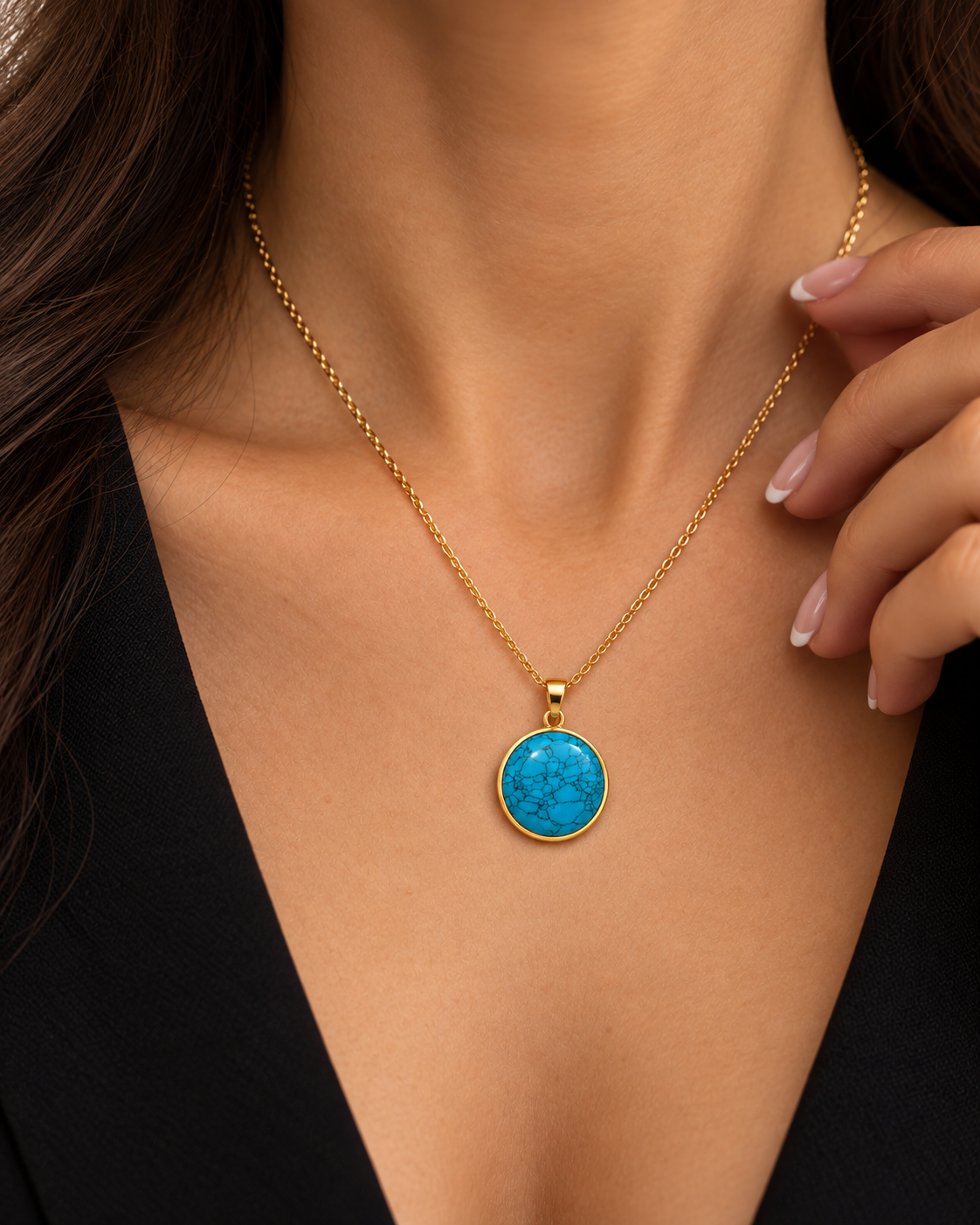 Aseman Anhänger aus 18k Gelbgold mit rundem intensiv blauem Schmuckstein und dunkler Matrix an einer Goldkette getragen