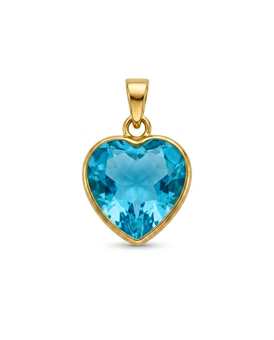 18k Gold Herzanhänger mit facettierter himmelblauer Zirkonia auf weißem Hintergrund.
