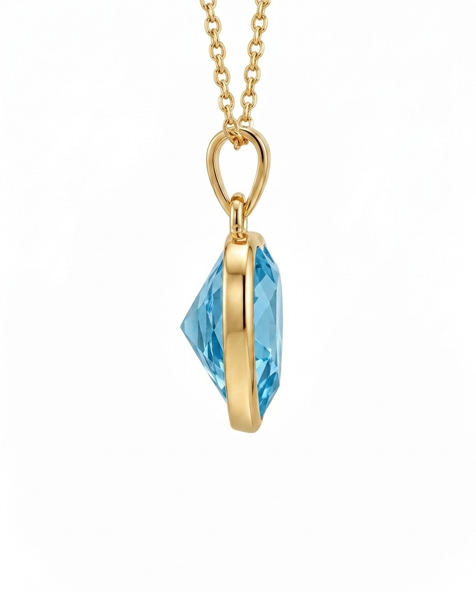 Seitenansicht eines Herzanhängers aus 18k Gelbgold mit facettierter himmelblauer Zirkonia.