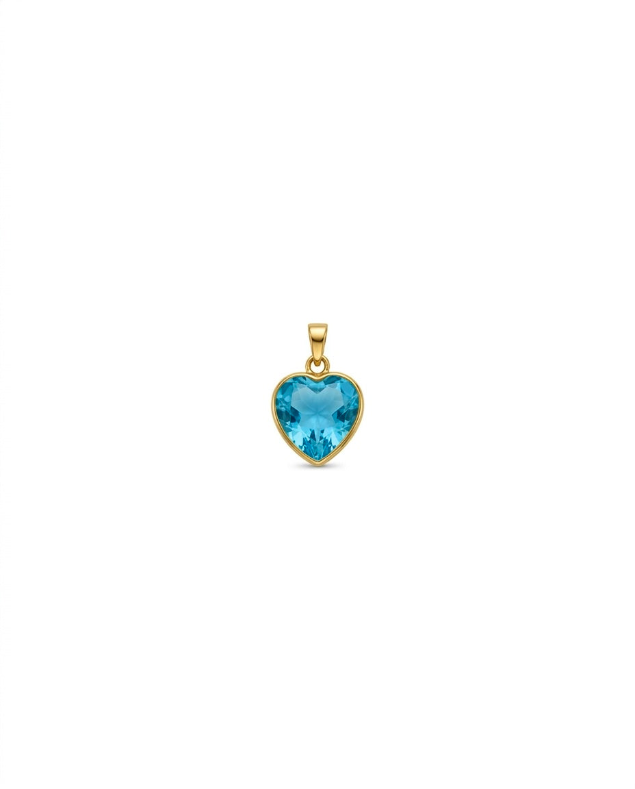 Filigraner Herzanhänger aus 18k Gelbgold mit strahlend blauer Zirkonia als Freisteller.