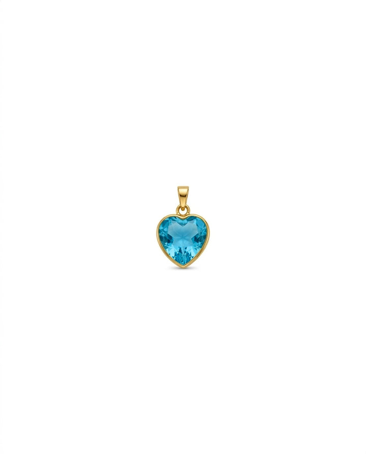 Filigraner Herzanhänger aus 18k Gelbgold mit strahlend blauer Zirkonia als Freisteller.