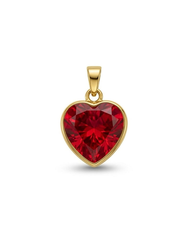 18k Gold Herzanhänger mit leuchtend roter Zirkonia auf weißem Hintergrund.
