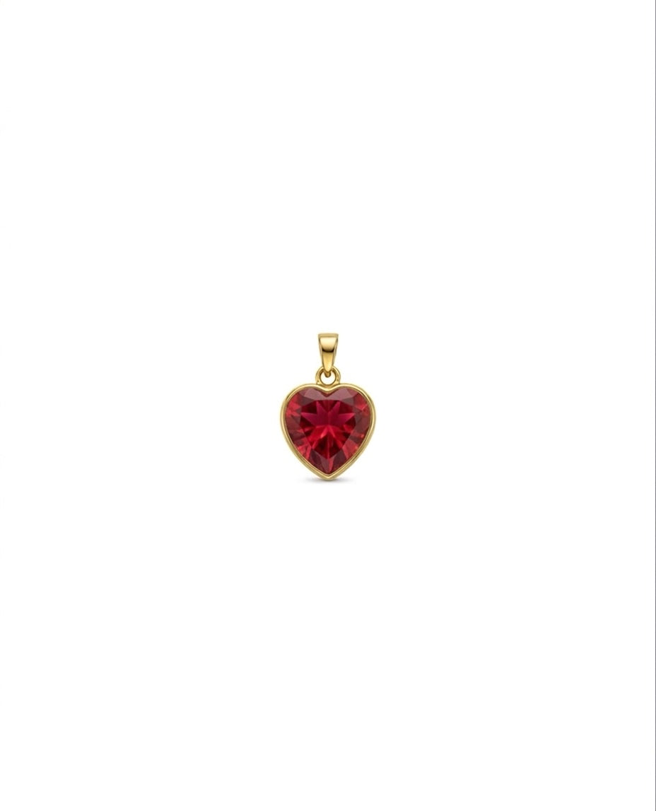Filigraner Herzanhänger aus 18k Gelbgold mit intensiv roter Zirkonia als Freisteller.