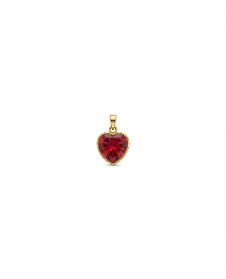 Filigraner Herzanhänger aus 18k Gelbgold mit intensiv roter Zirkonia als Freisteller.