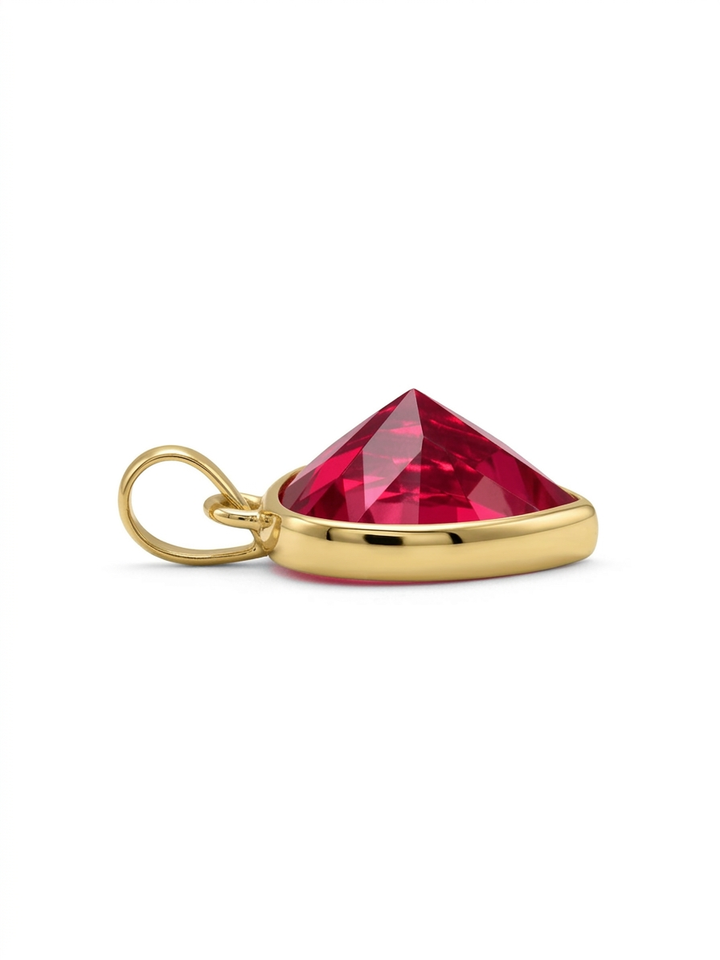 Herzförmiger Anhänger aus 18k Gelbgold mit roter Zirkonia in flacher Seitenansicht.