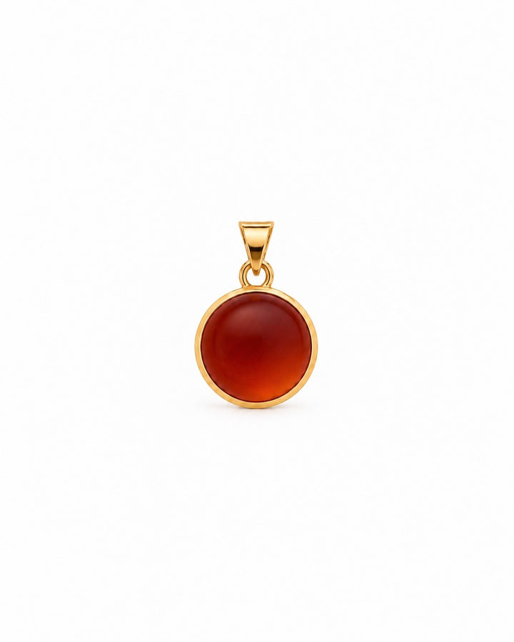     Atash-e Ghoroob Anhänger aus 18k Gelbgold mit rundem cognac-rotem Schmuckstein