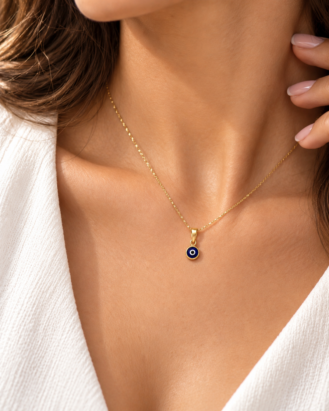 Cheshm-e-Nazar-Anhänger aus 18k Gelbgold mit blauem Schutzauge an feiner Goldkette getragen